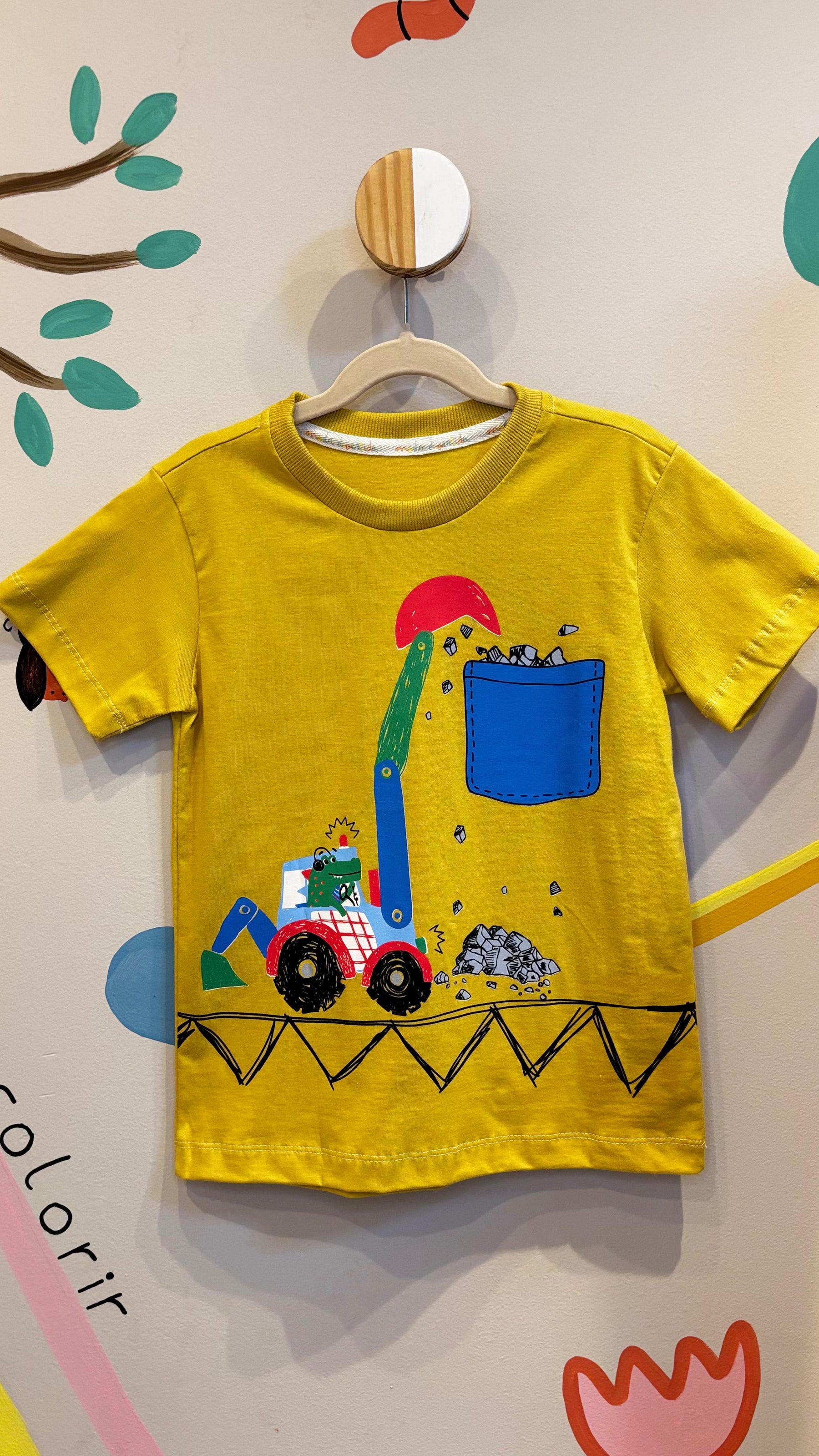 T-Shirt Infantil Amarela com Estampa Jacaré e Retroescavadeira - 100% Algodão | Lá Colorê