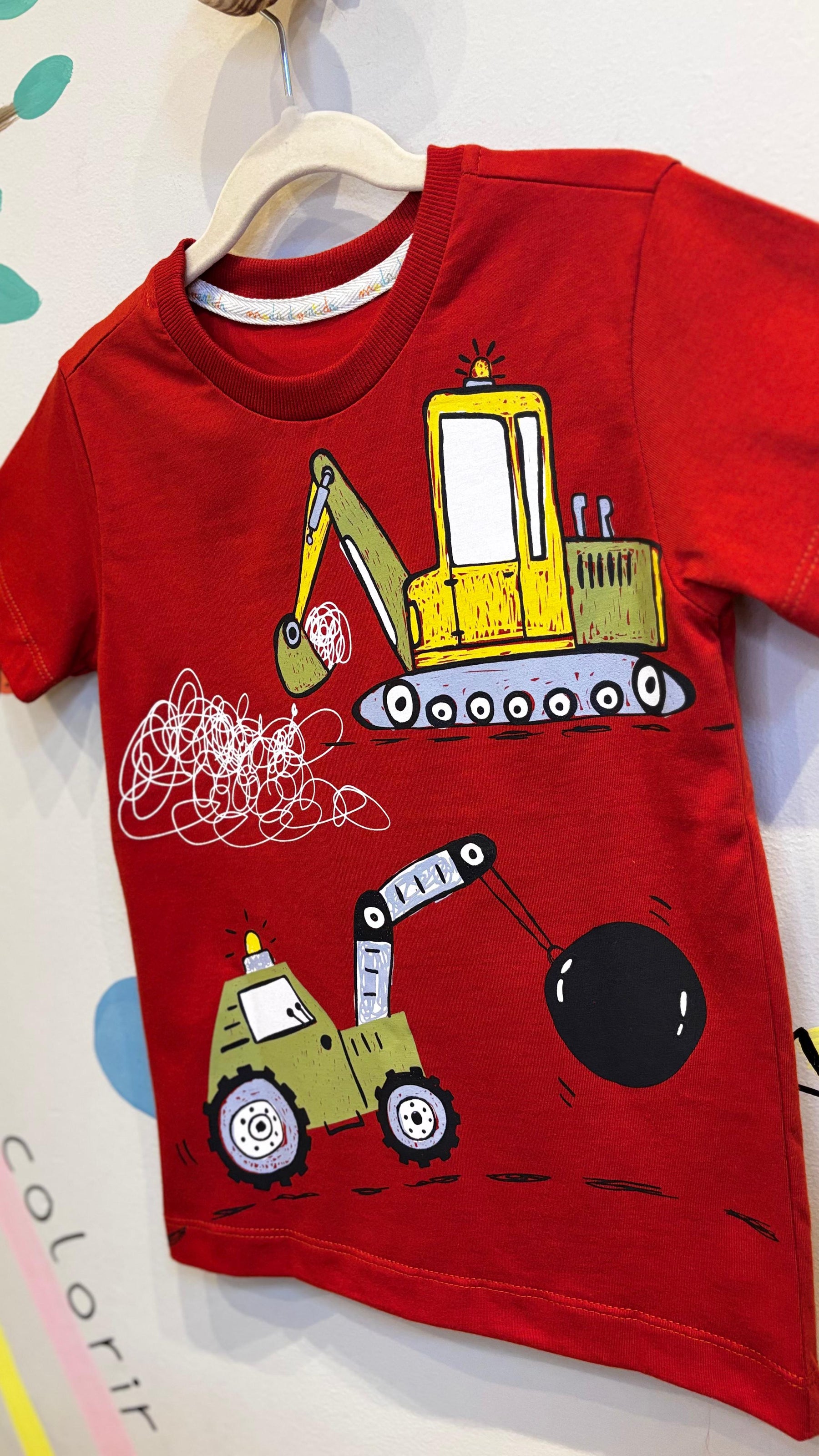 T-Shirt Infantil Vermelha com Estampa de Retroescavadeira - 100% Algodão | Lá Colorê