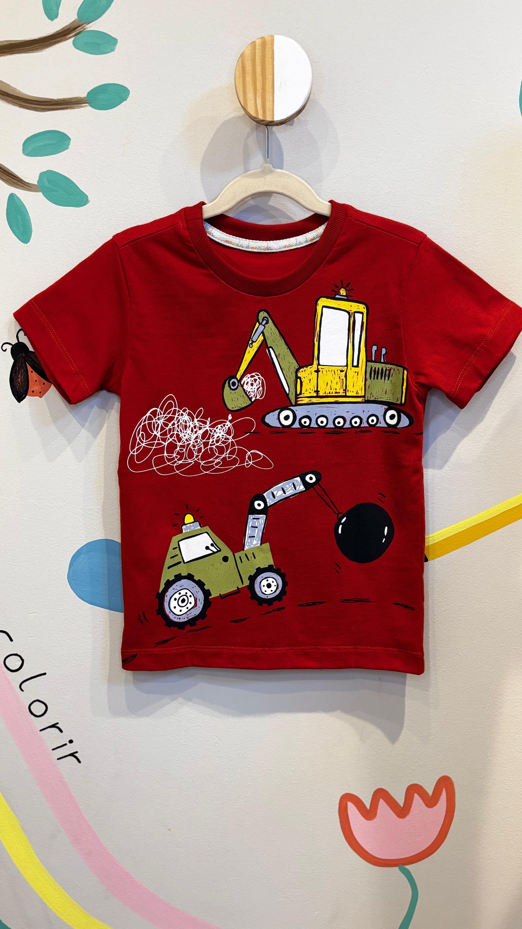 T-Shirt Infantil Vermelha com Estampa de Retroescavadeira - 100% Algodão | Lá Colorê