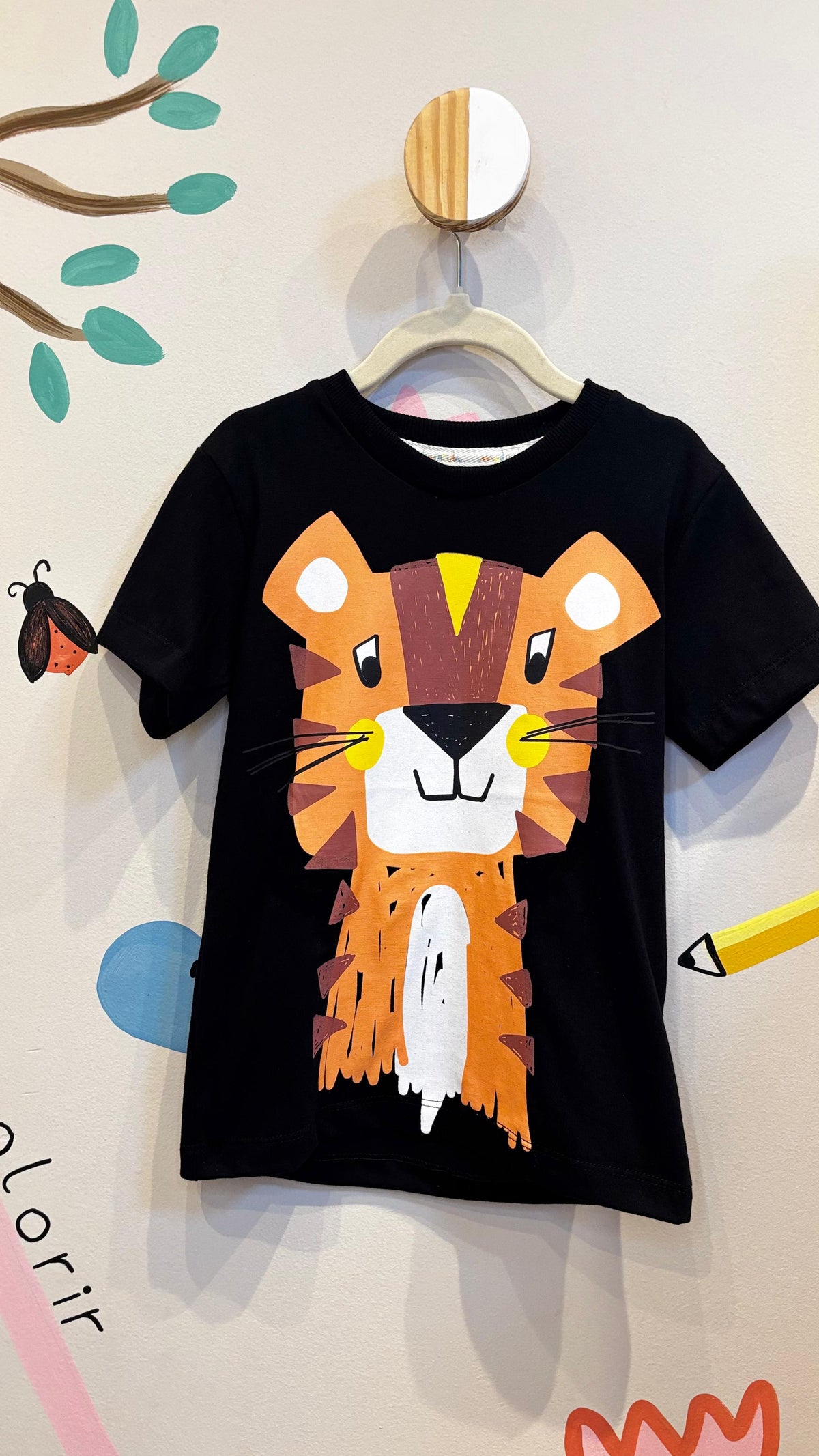 T-Shirt Infantil Preta com Estampa de Leão - 100% Algodão | Lá Colorê