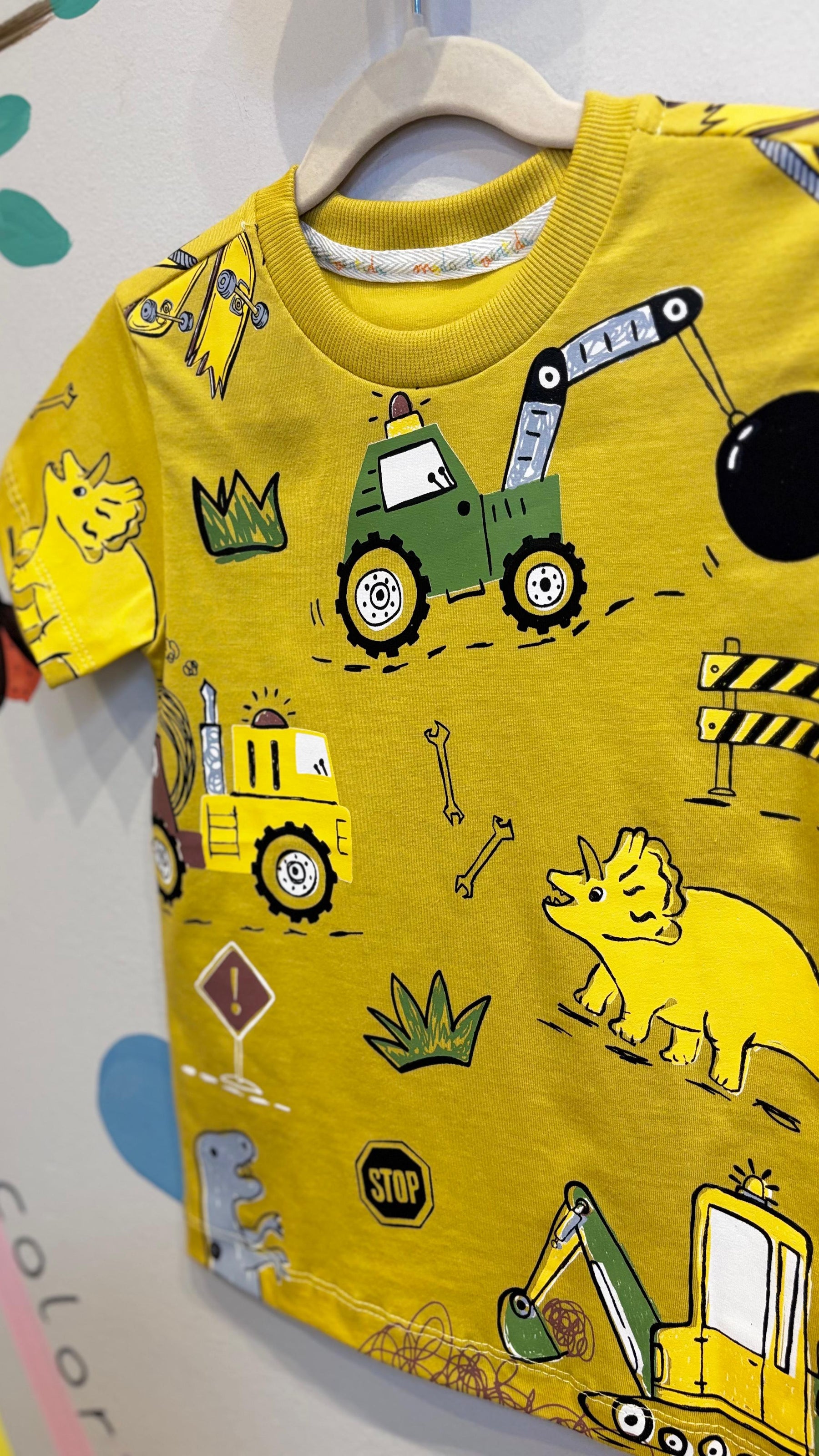 T-Shirt Infantil Mostarda com Estampa de Retroescavadeira e Dino - 100% Algodão | Lá Colorê