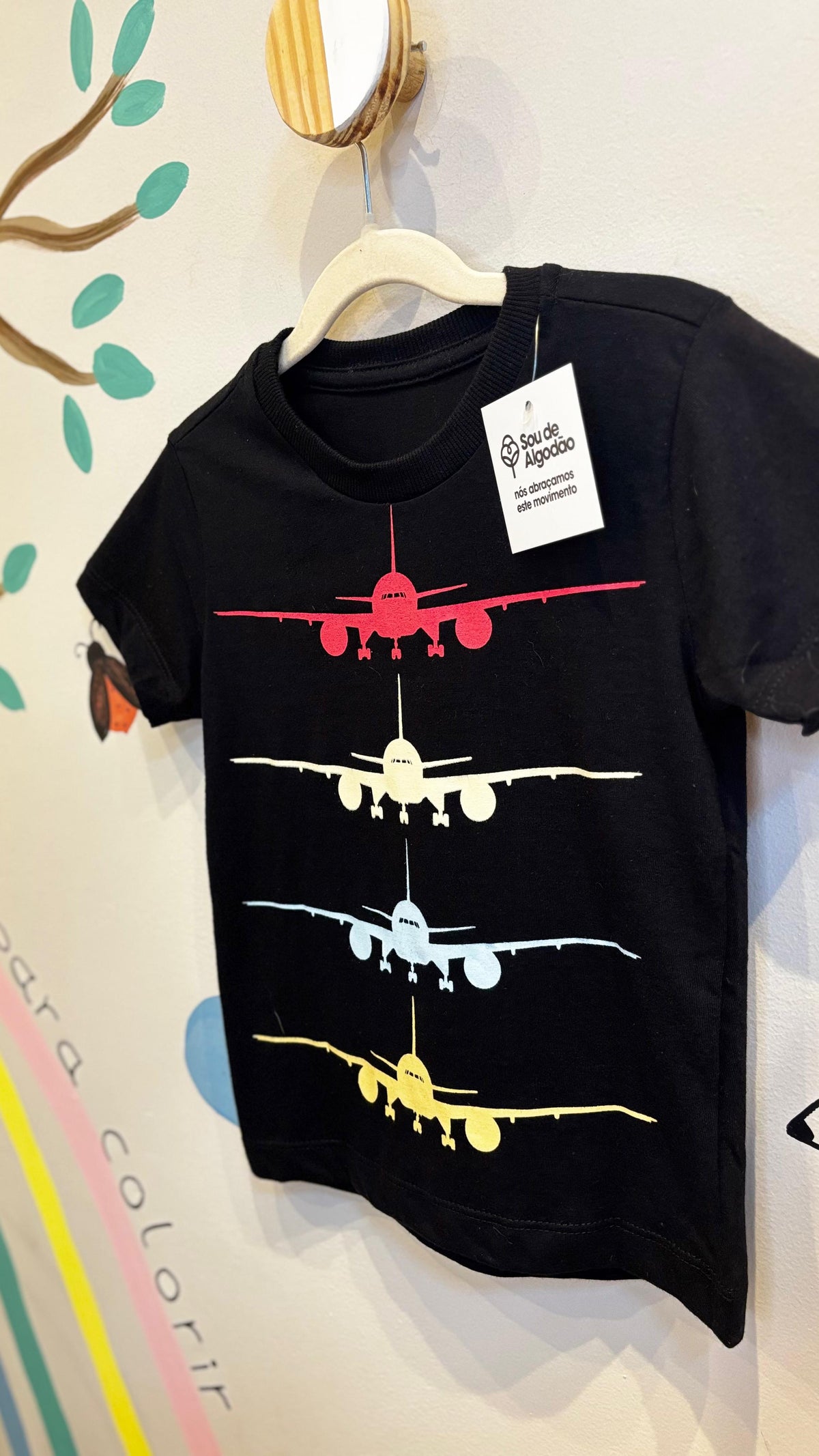 T-Shirt Infantil Preta com Estampa de Avião - 100% Algodão | Lá Colorê