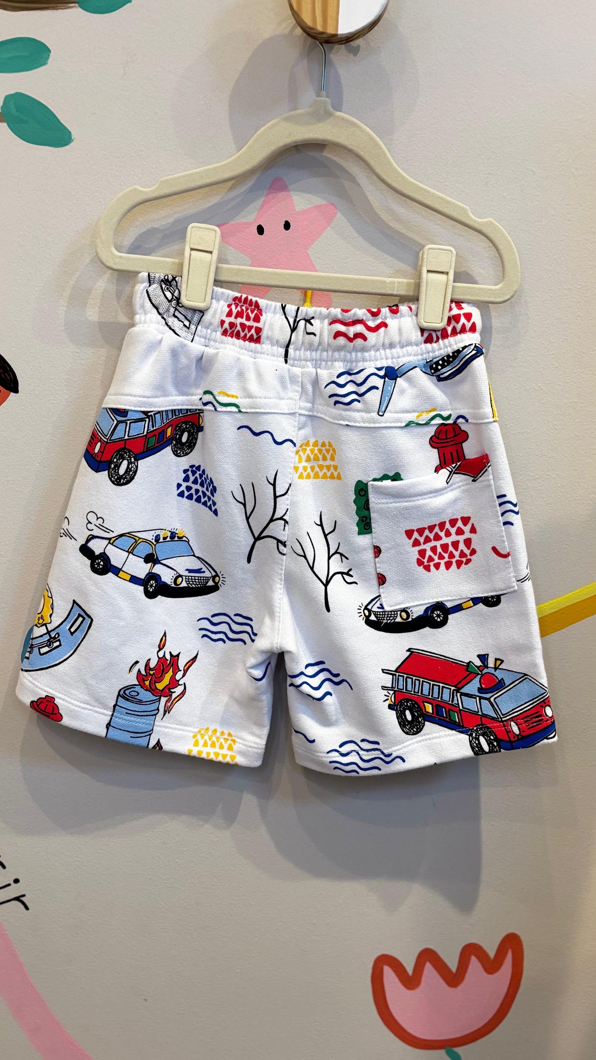 Bermuda Infantil Lúdica com Estampa de Carro de Polícia e Bombeiro | Lá Colorê