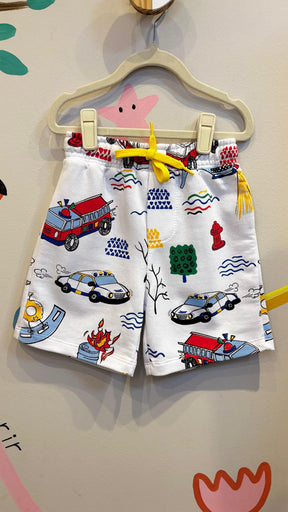 Bermuda Infantil Lúdica com Estampa de Carro de Polícia e Bombeiro | Lá Colorê