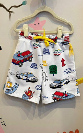Bermuda Infantil Lúdica com Estampa de Carro de Polícia e Bombeiro | Lá Colorê