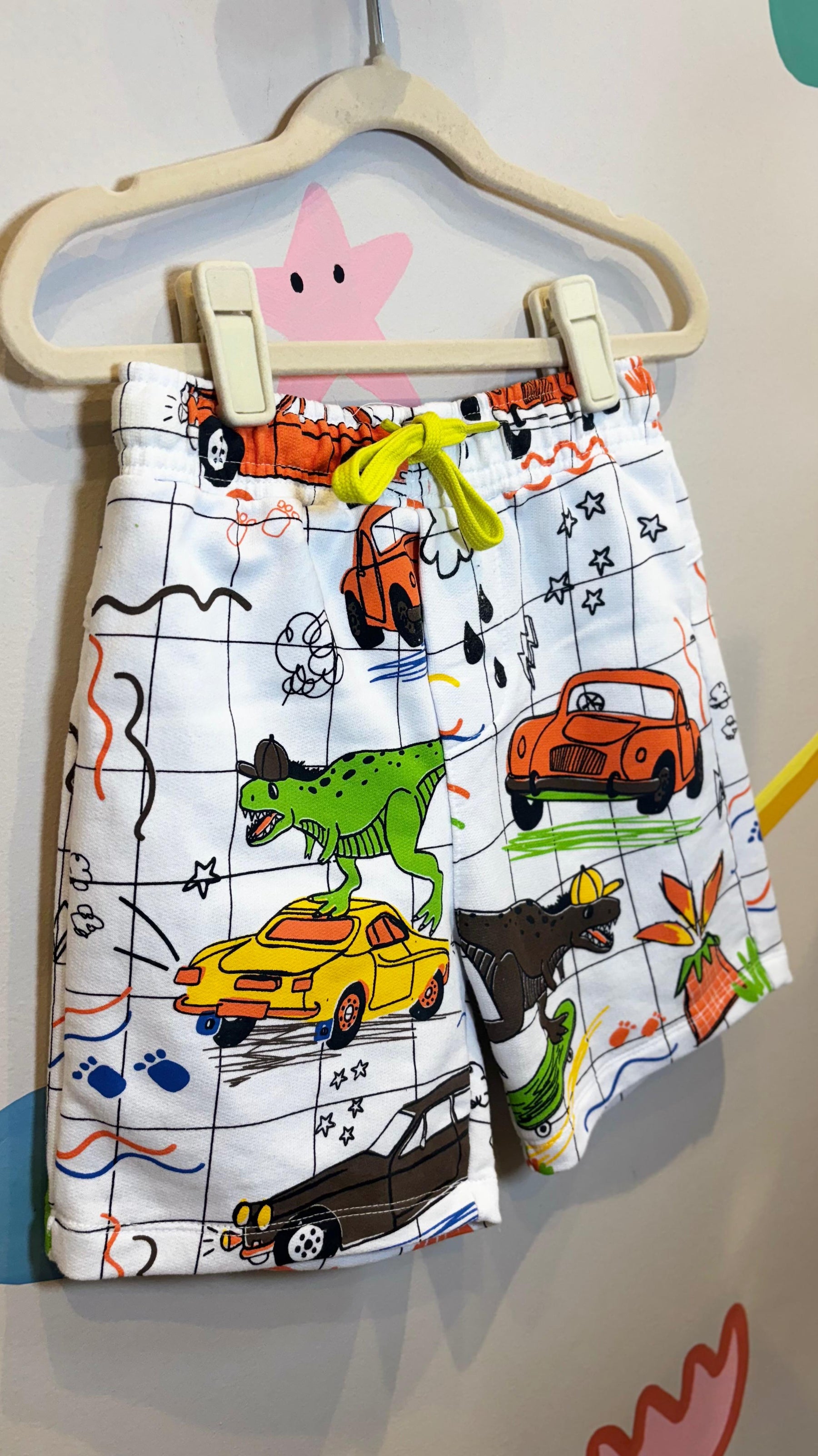 Bermuda Infantil Lúdica com Estampa de Dino e Carros | Lá Colorê