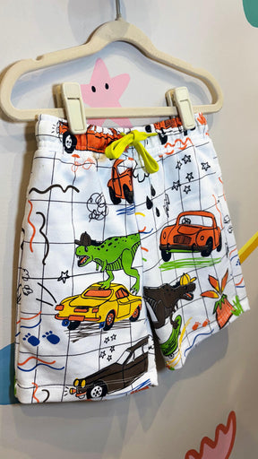 Bermuda Infantil Lúdica com Estampa de Dino e Carros | Lá Colorê