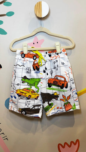 Bermuda Infantil Lúdica com Estampa de Dino e Carros | Lá Colorê