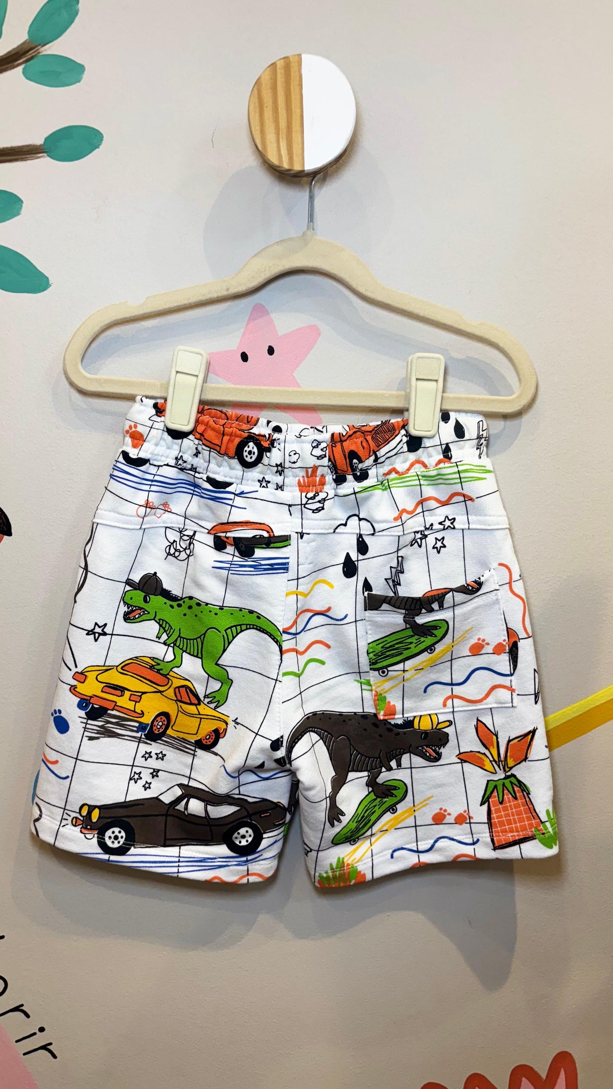Bermuda Infantil Lúdica com Estampa de Dino e Carros | Lá Colorê
