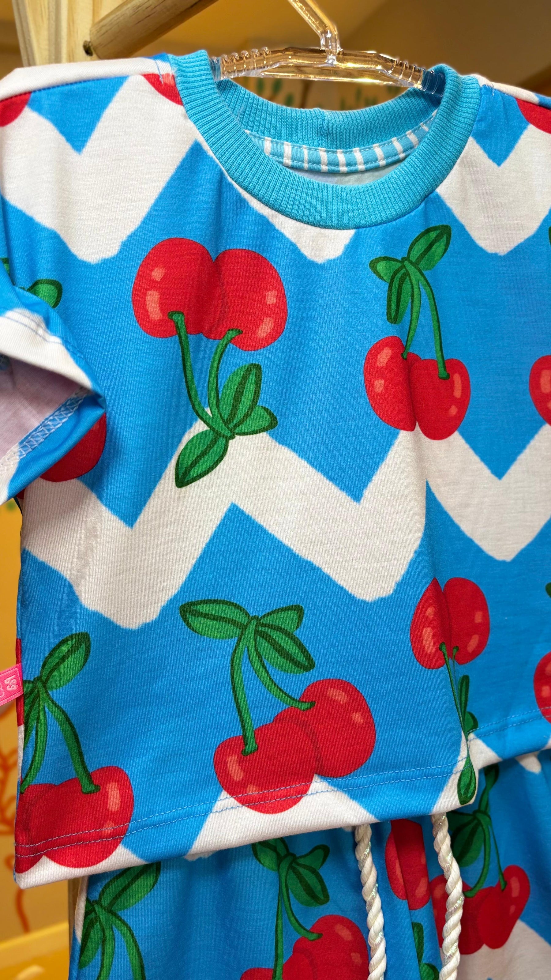 Conjunto Infantil Estampa Pequena Cereja Azul - Lá Colorê