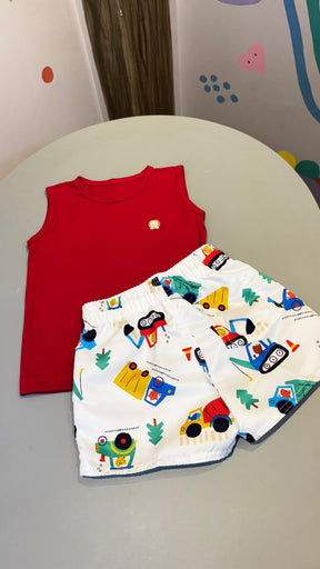 Conjunto Infantil Regata Vermelha e Short Tactel na Estampa Veículos | Lá Colorê