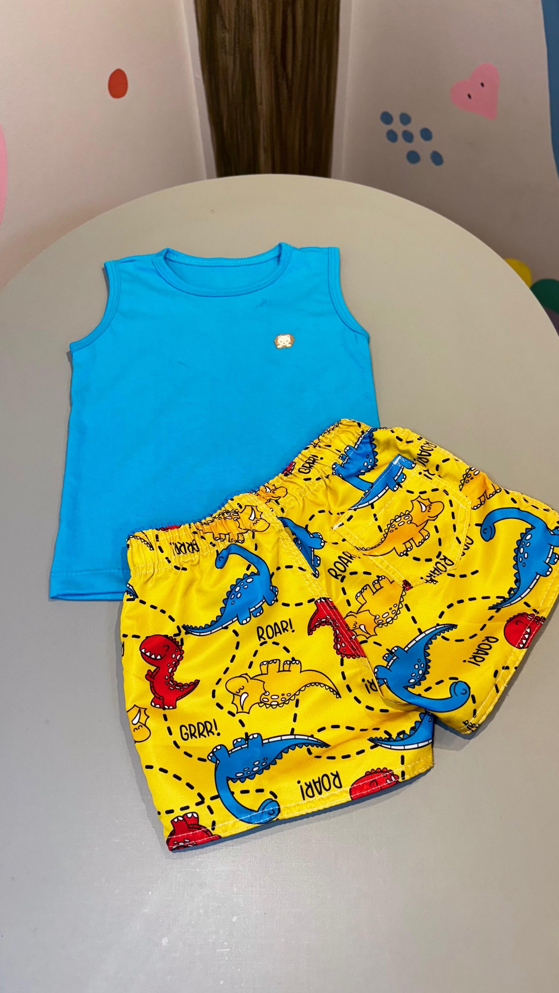 Conjunto Infantil Regata Azul e Short Tactel na Estampa Dinossauros | Lá Colorê