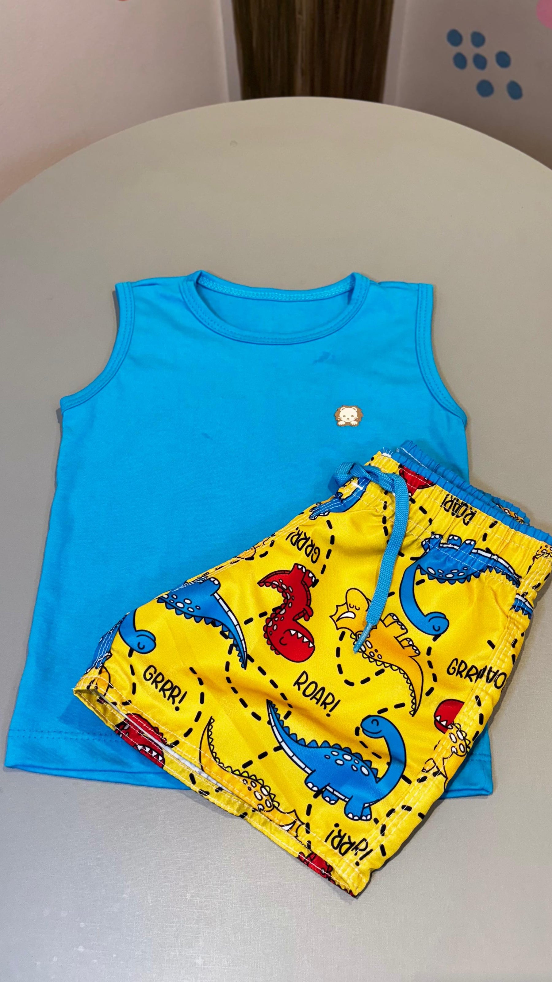 Conjunto Infantil Regata Azul e Short Tactel na Estampa Dinossauros | Lá Colorê