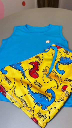 Conjunto Infantil Regata Azul e Short Tactel na Estampa Dinossauros | Lá Colorê
