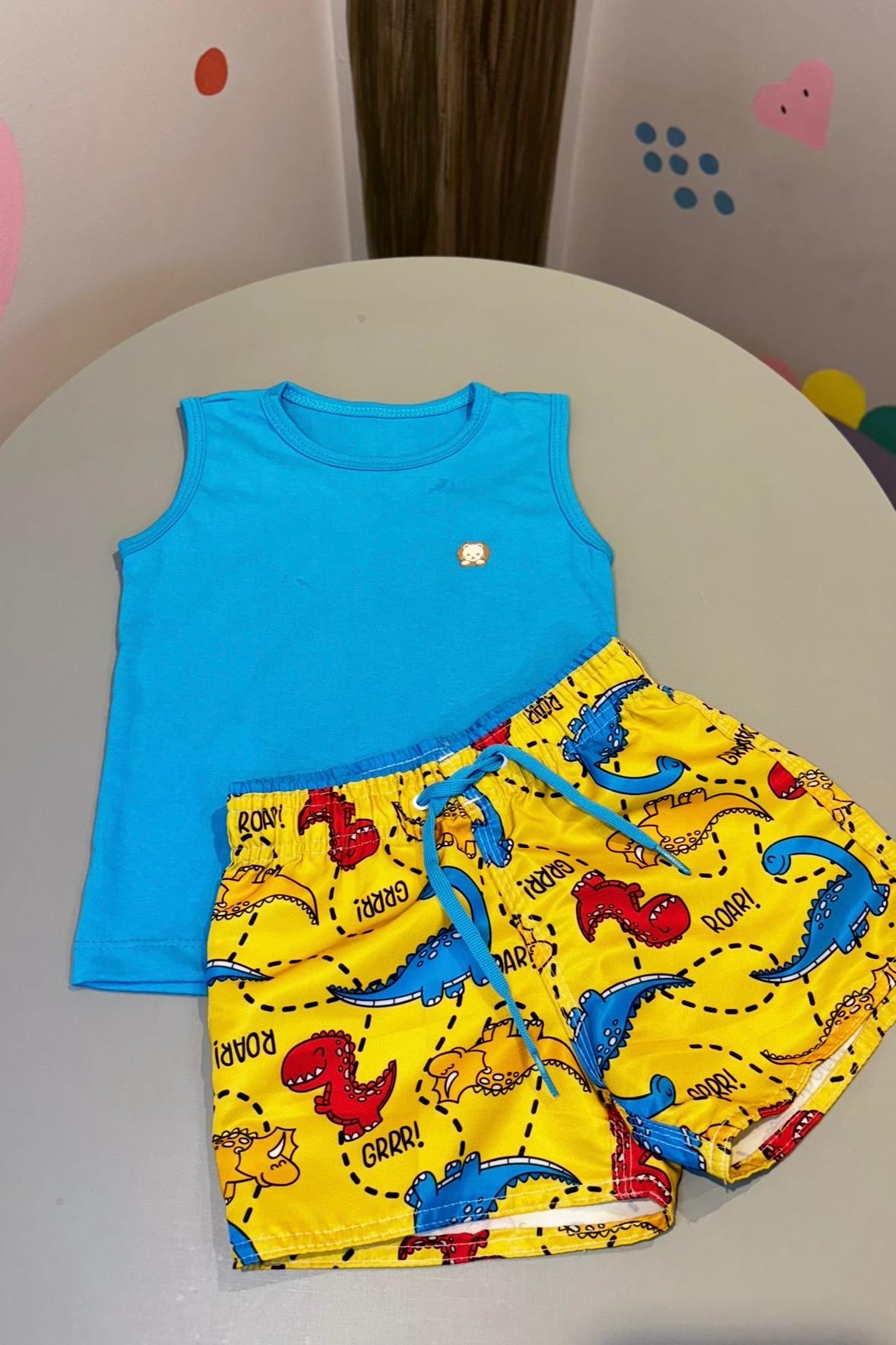 Conjunto Infantil Regata Azul e Short Tactel na Estampa Dinossauros | Lá Colorê