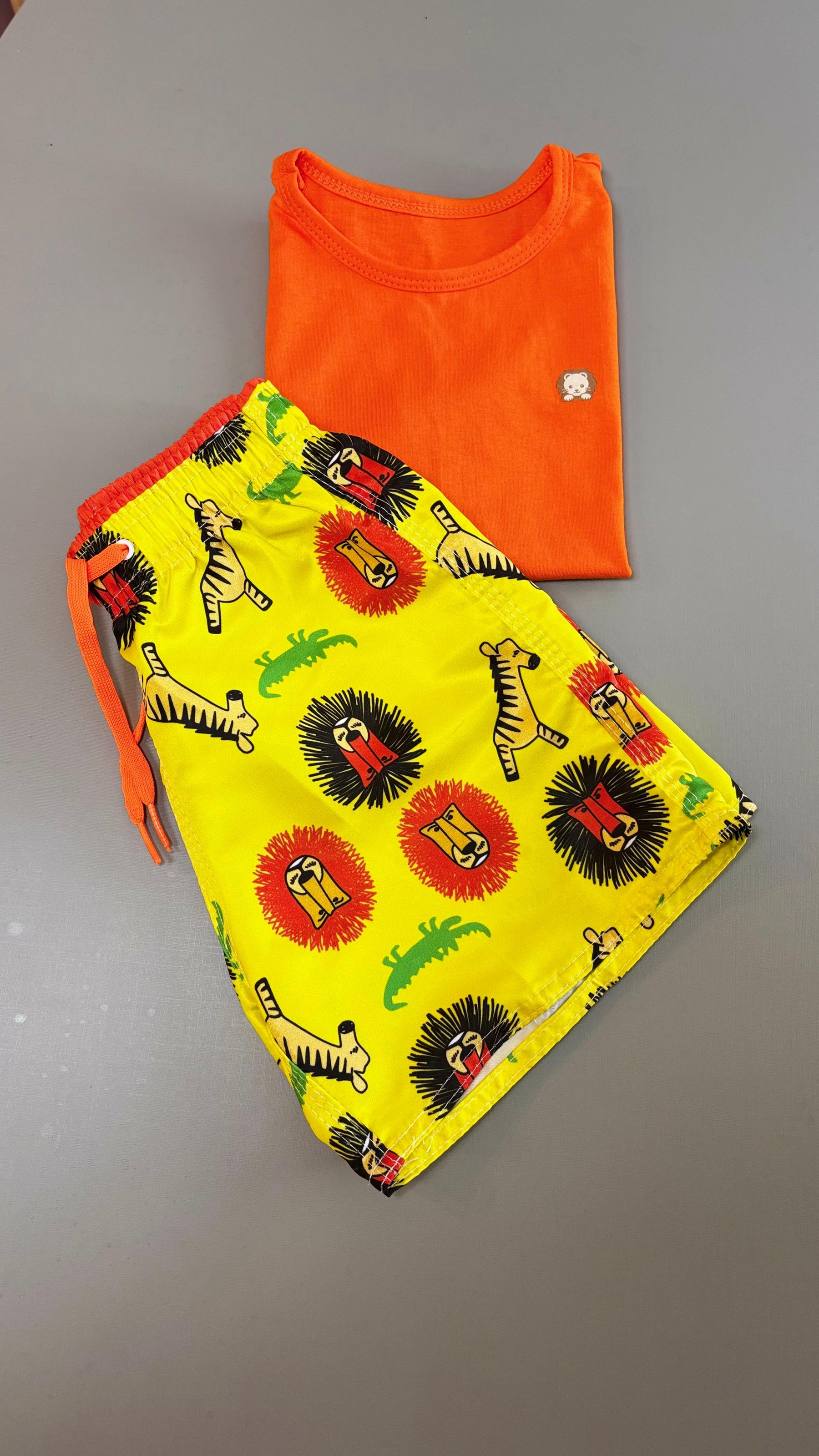 Conjunto Infantil Regata Laranja e Short Tactel na Estampa Zoo  | Lá Colorê