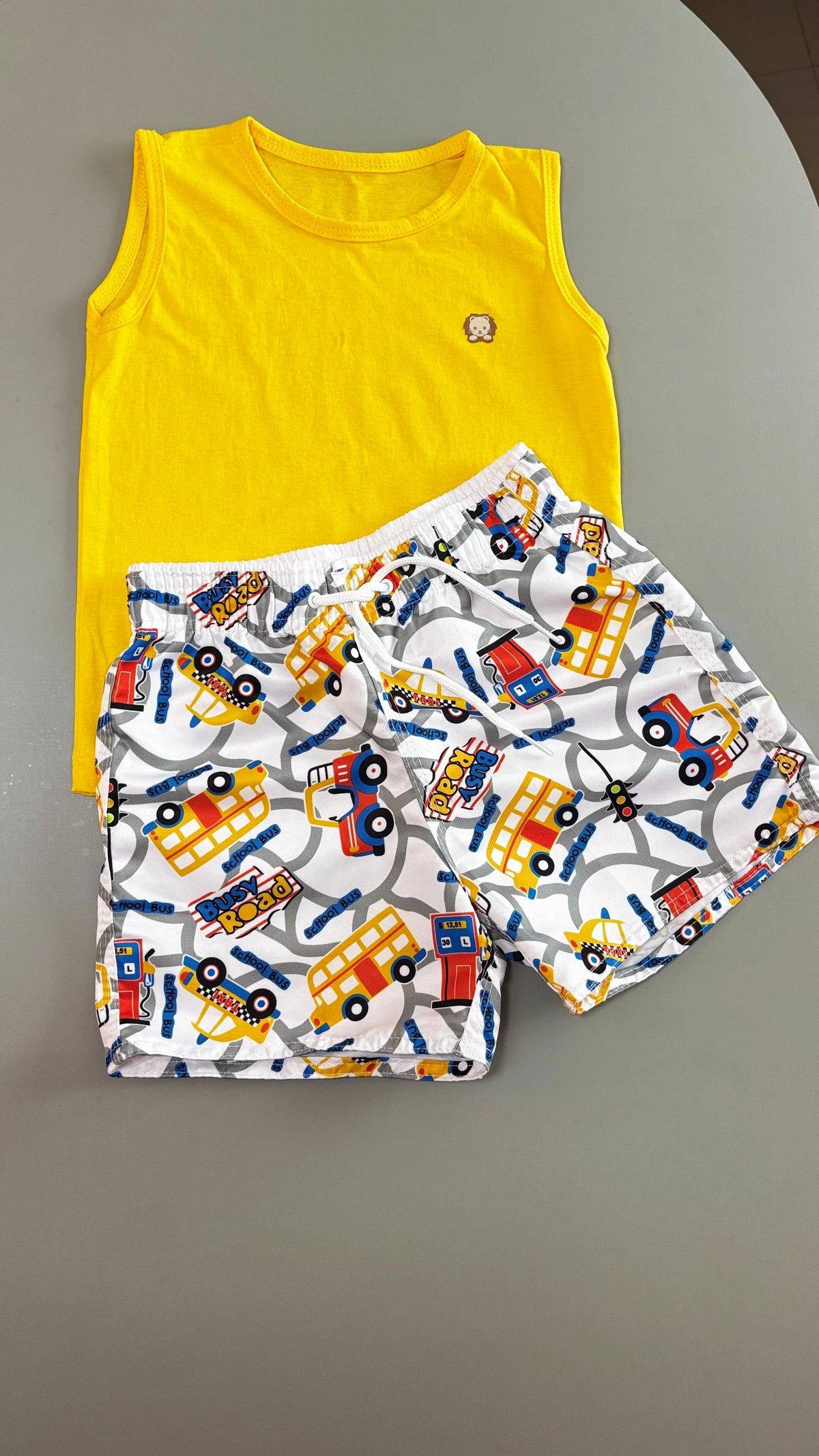 Conjunto Infantil Regata Amarela e Short Tactel na Estampa Meios de Transportes | Lá Colorê