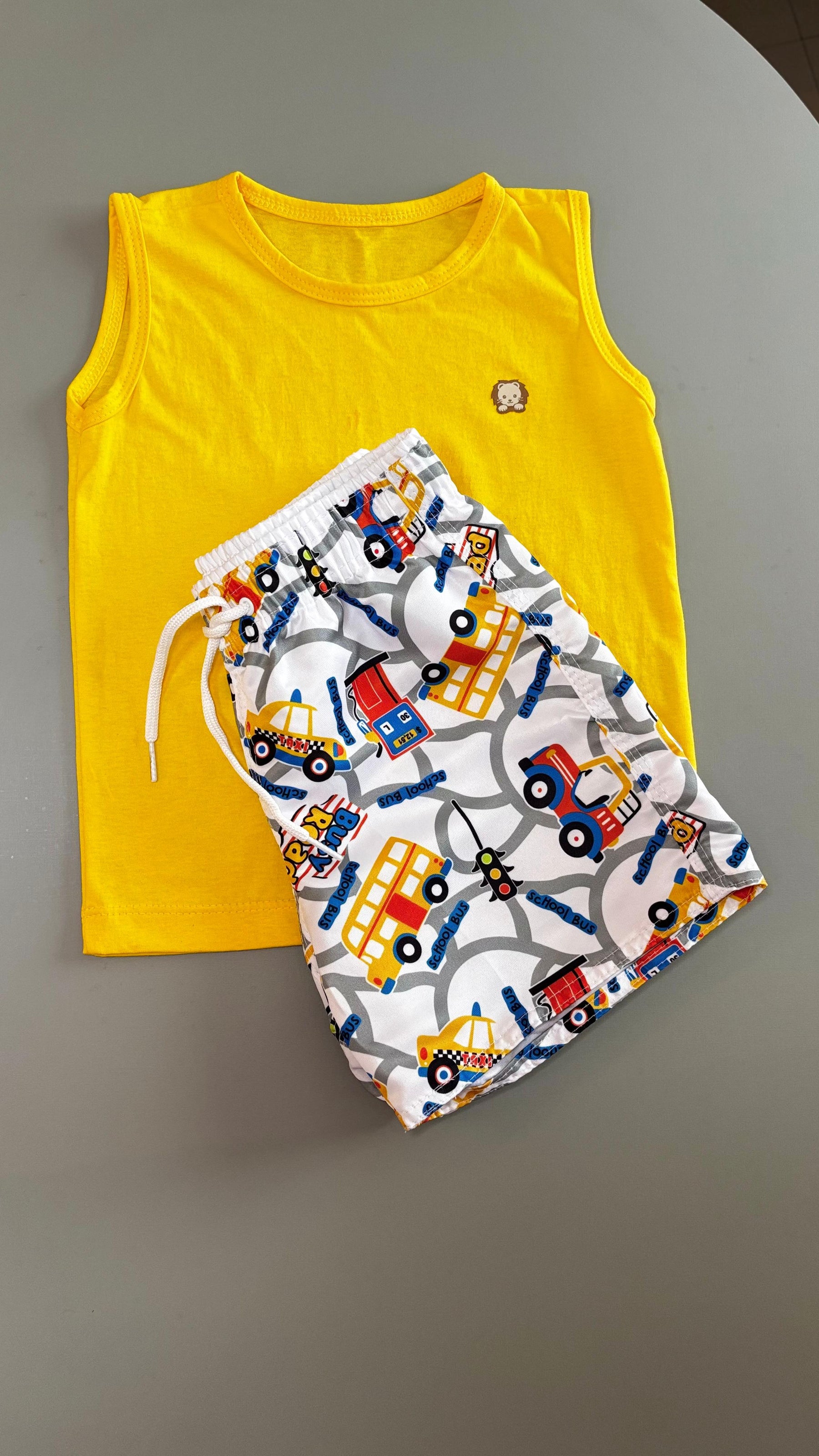 Conjunto Infantil Regata Amarela e Short Tactel na Estampa Meios de Transportes | Lá Colorê