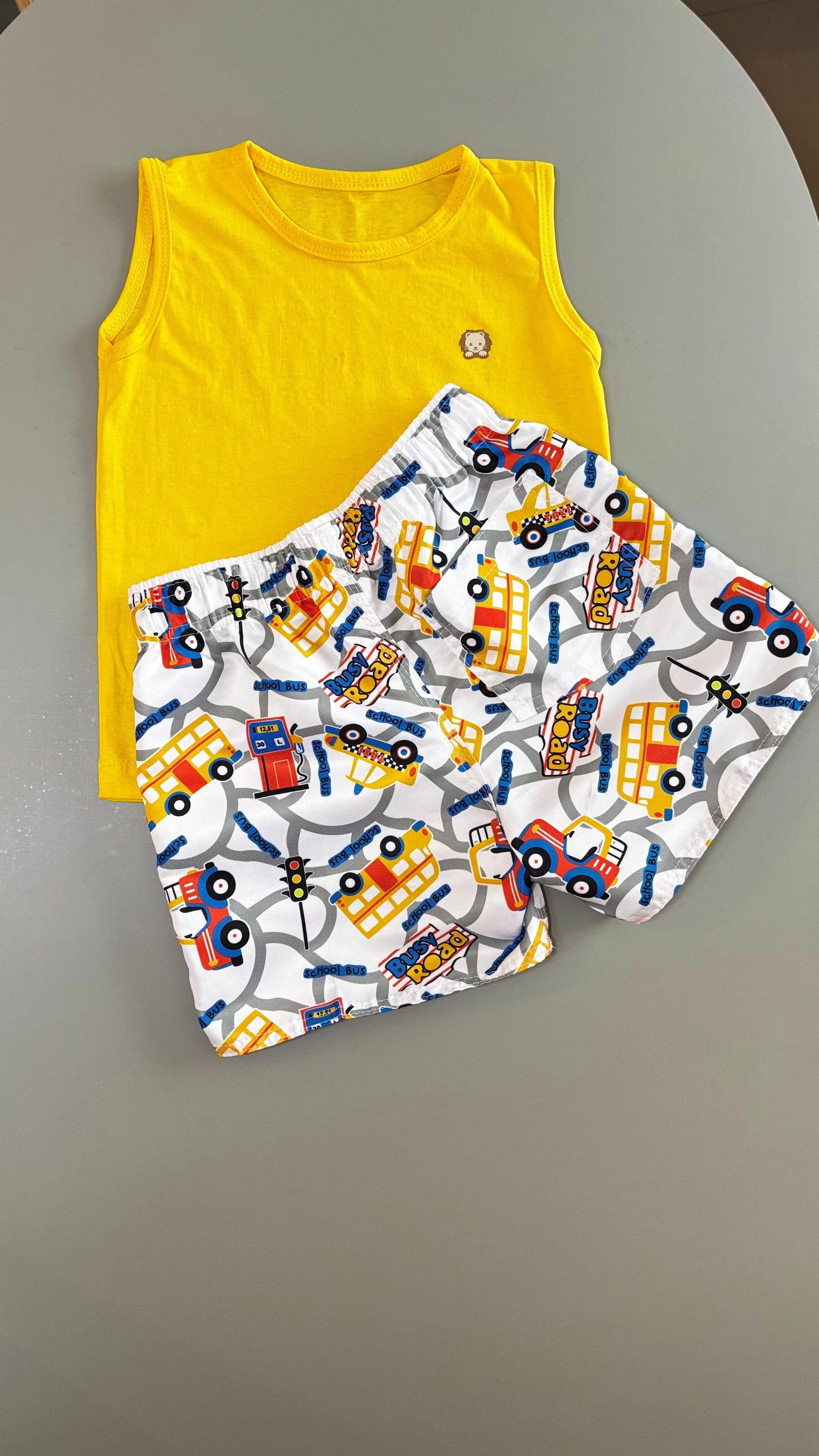 Conjunto Infantil Regata Amarela e Short Tactel na Estampa Meios de Transportes | Lá Colorê
