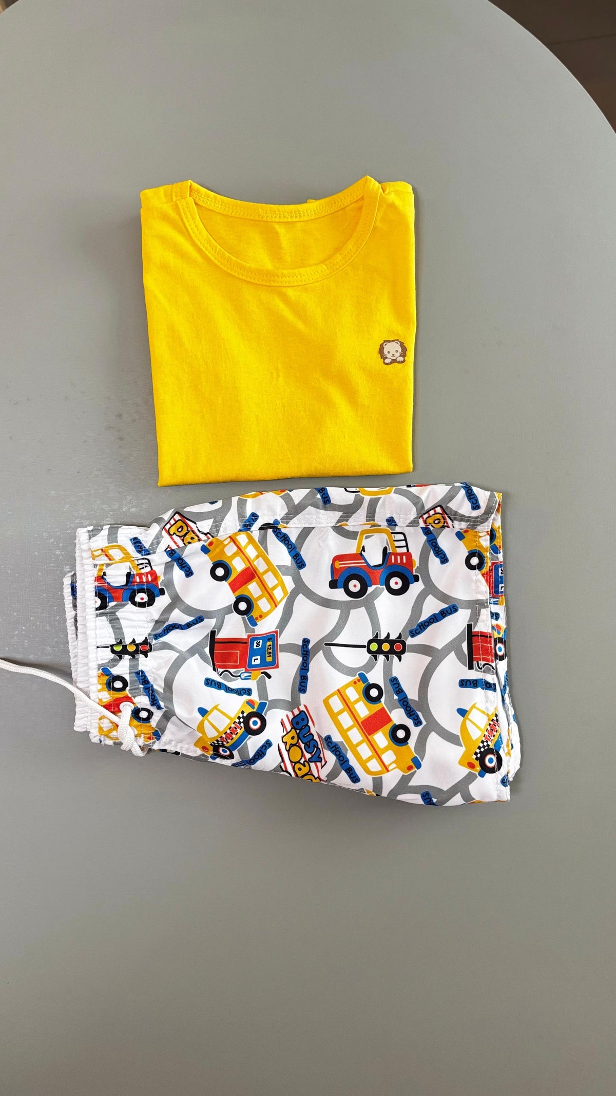 Conjunto Infantil Regata Amarela e Short Tactel na Estampa Meios de Transportes | Lá Colorê