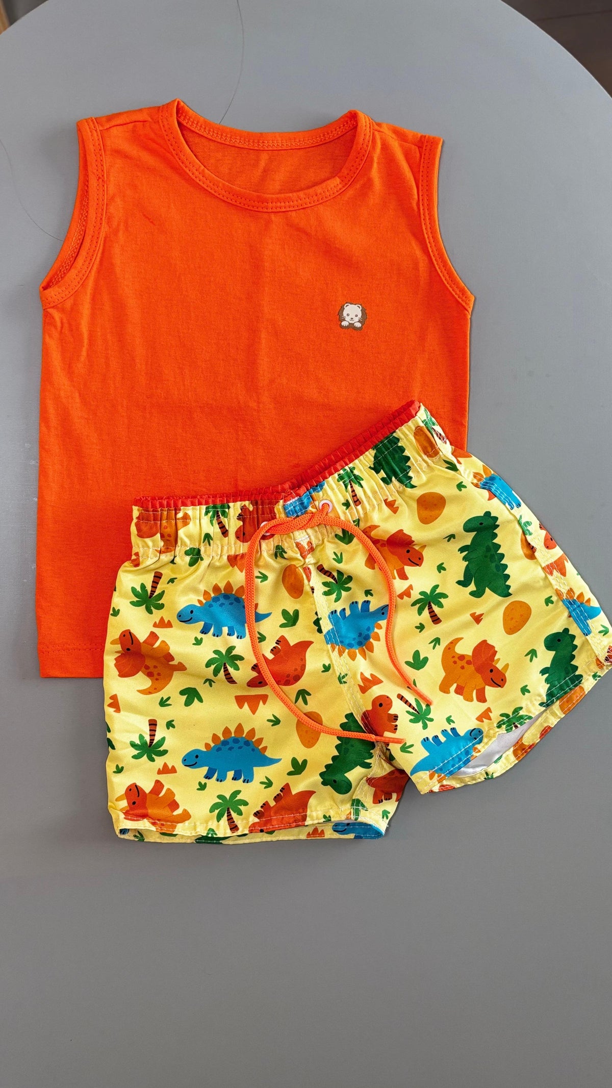 Conjunto Infantil Regata Laranja e Short Tactel na Estampa Dino | Lá Colorê