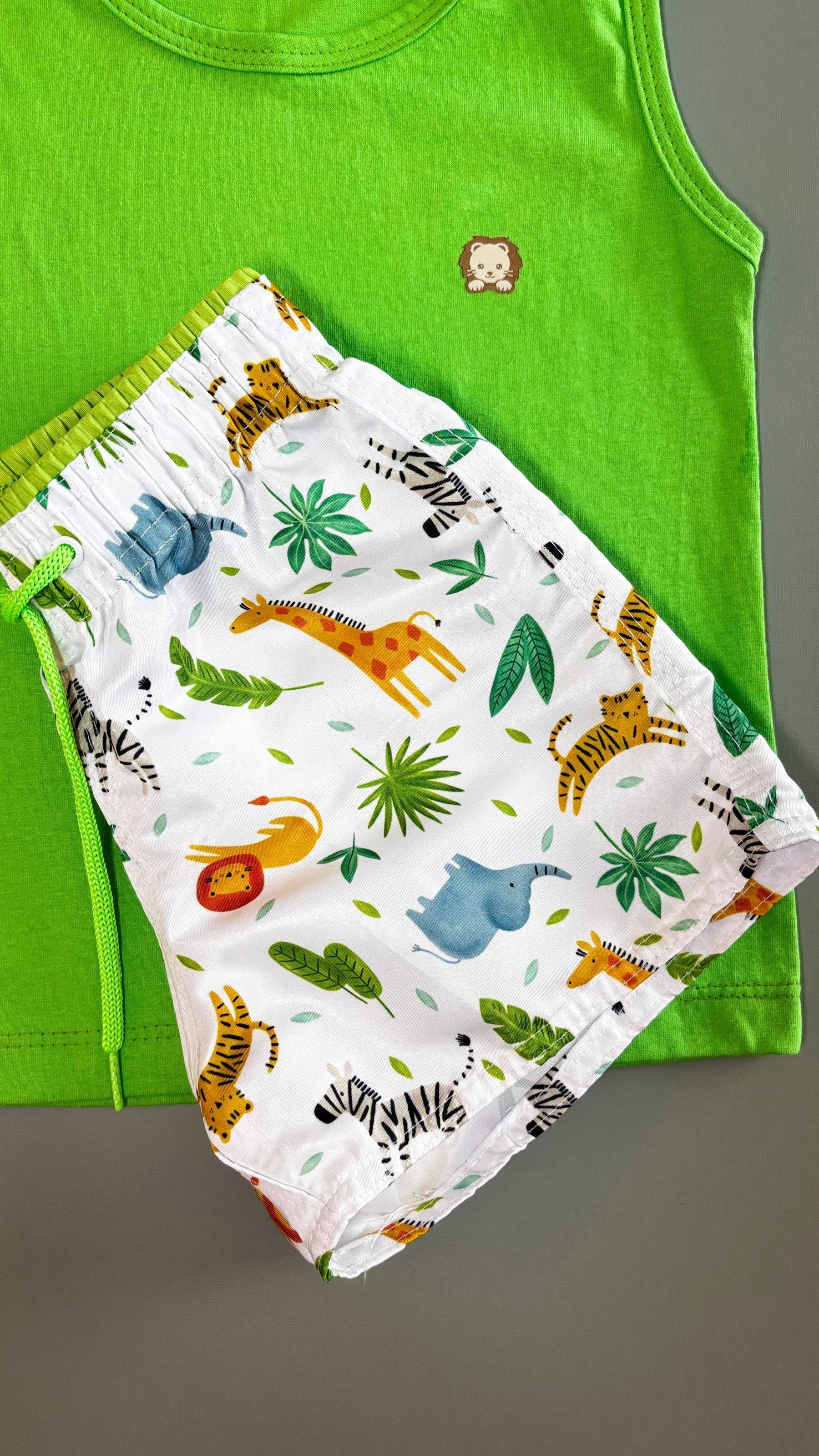 Conjunto Infantil Regata Verde Lima e Short Tactel na Estampa Baby Safari | Lá Colorê