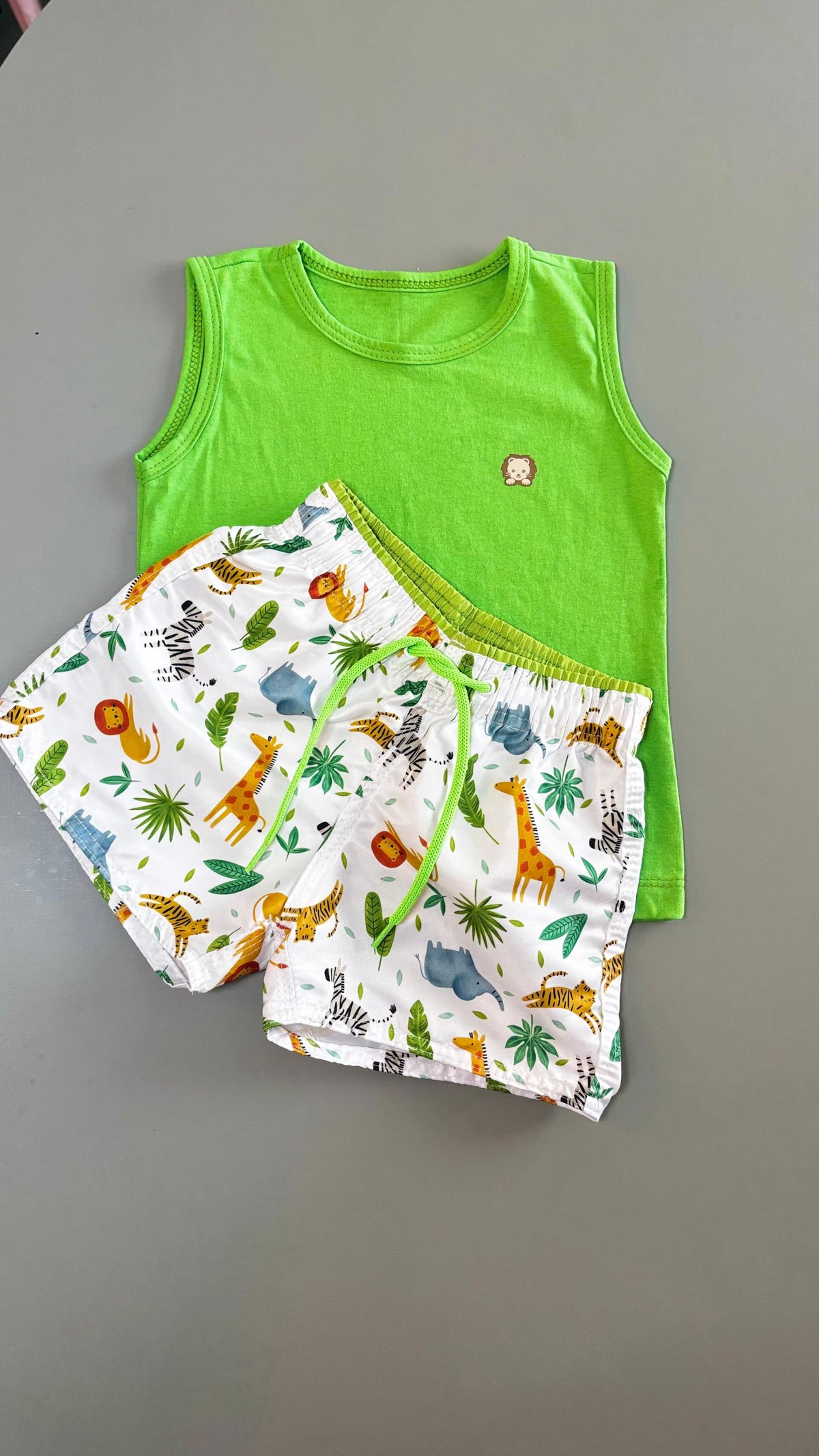 Conjunto Infantil Regata Verde Lima e Short Tactel na Estampa Baby Safari | Lá Colorê