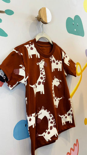 T-Shirt Infantil Marrom com Estampa de Girafa - 100% Algodão | Lá Colorê