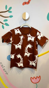T-Shirt Infantil Marrom com Estampa de Girafa - 100% Algodão | Lá Colorê