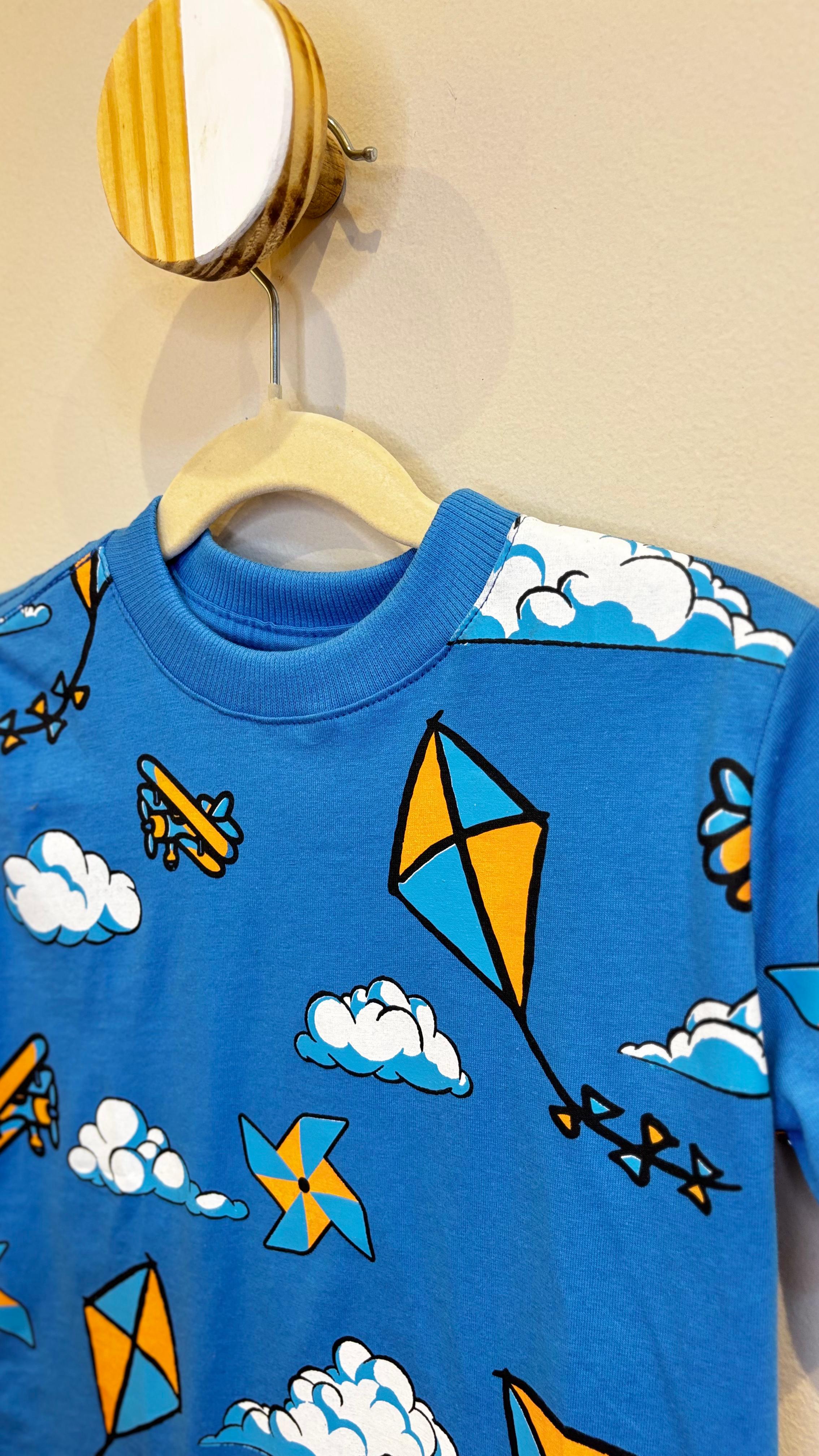 T-Shirt Infantil Azul com Estampa de Pipa - 100% Algodão | Lá Colorê