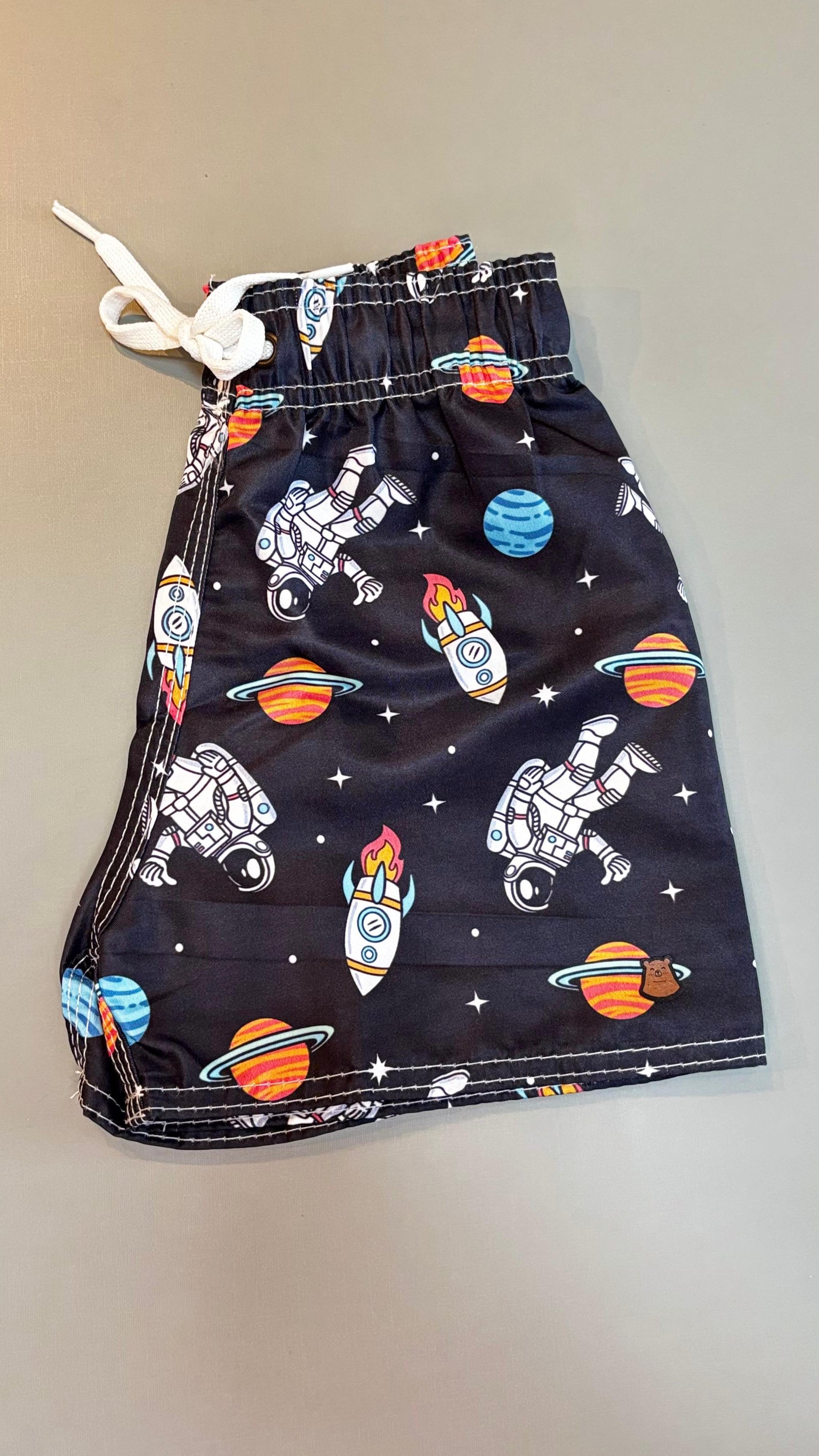 Short Tactel Infantil Premium Estampa Astronauta | Lá Colorê