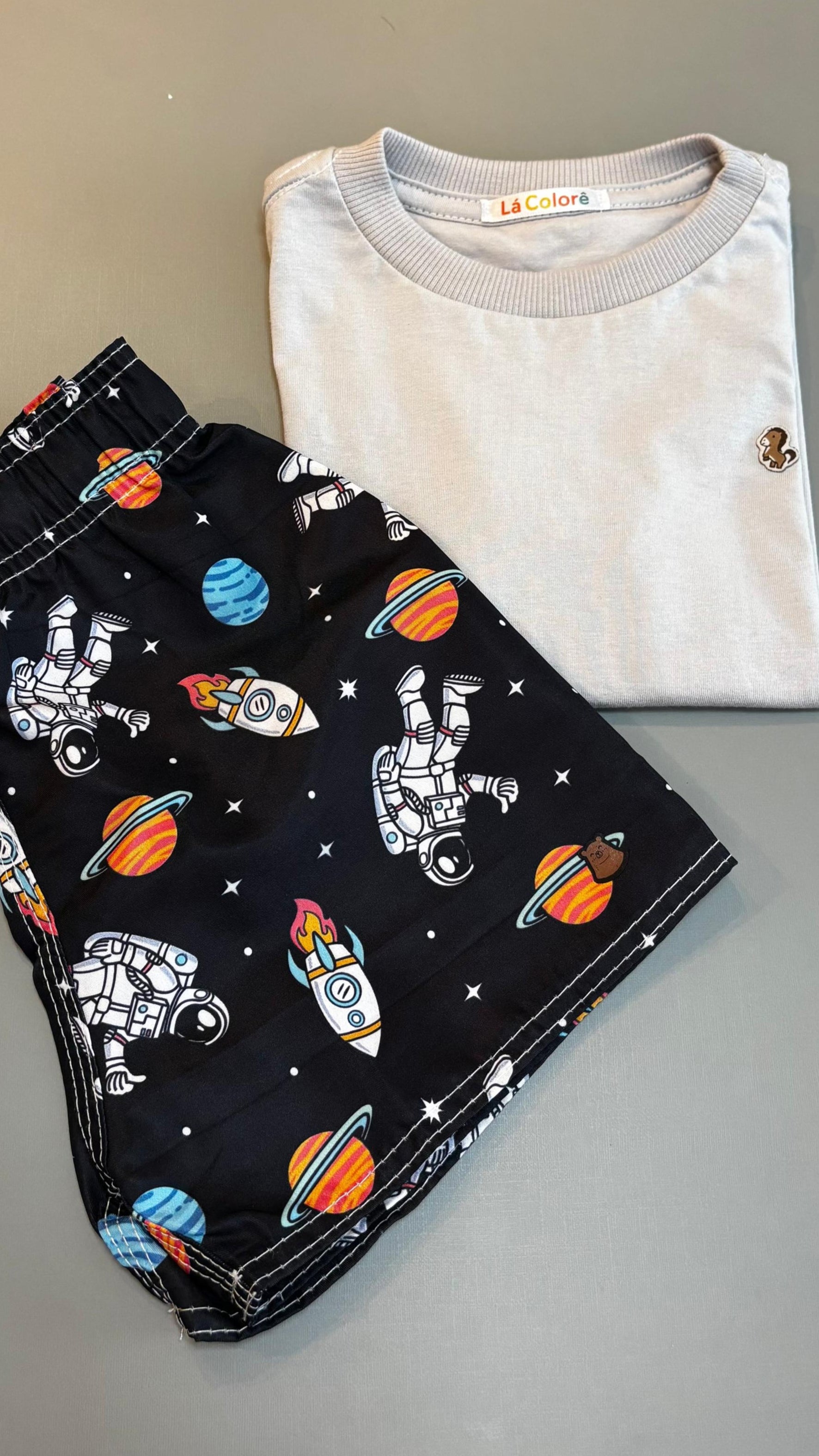 Short Tactel Infantil Premium Estampa Astronauta | Lá Colorê