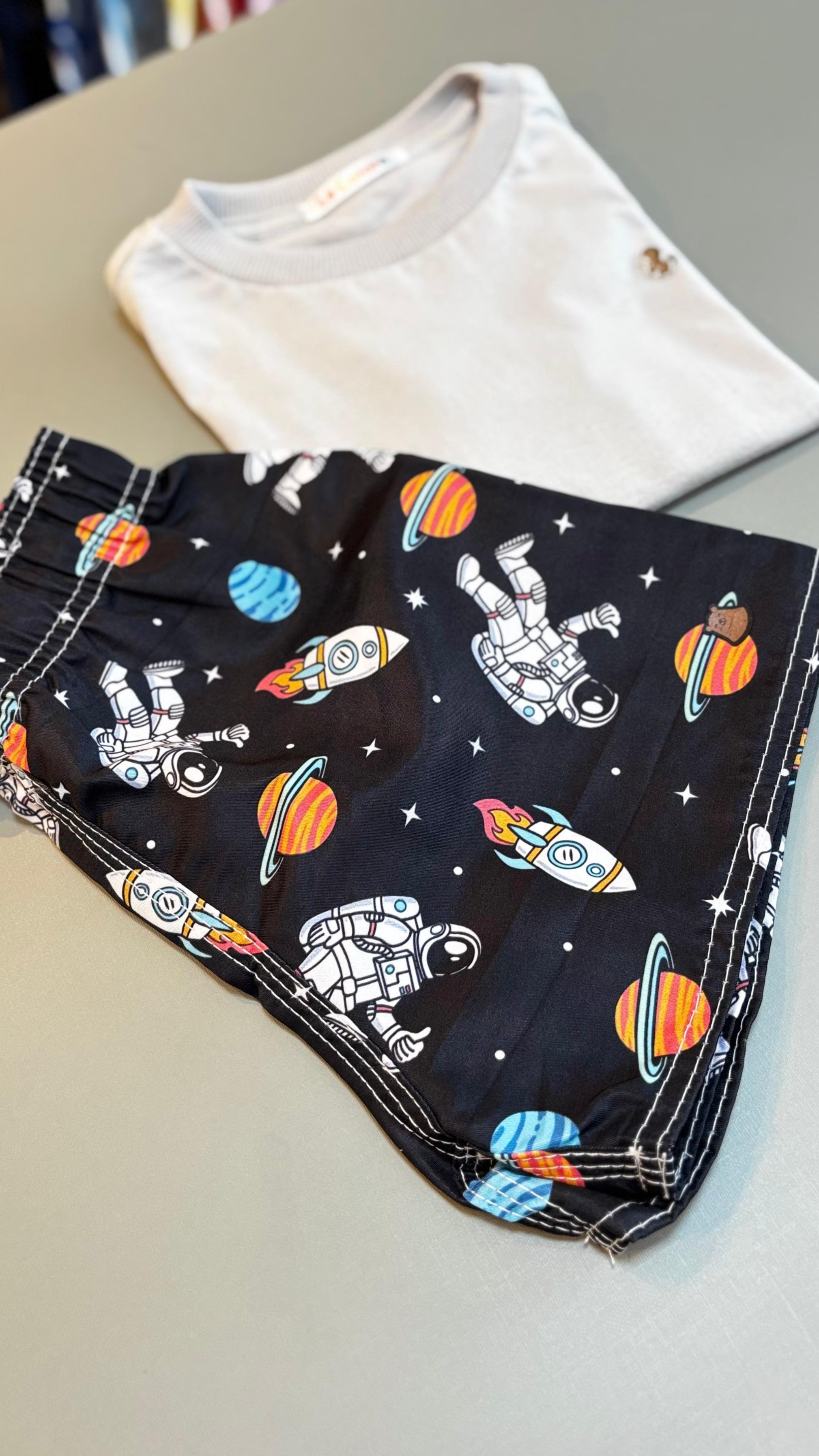 Short Tactel Infantil Premium Estampa Astronauta | Lá Colorê