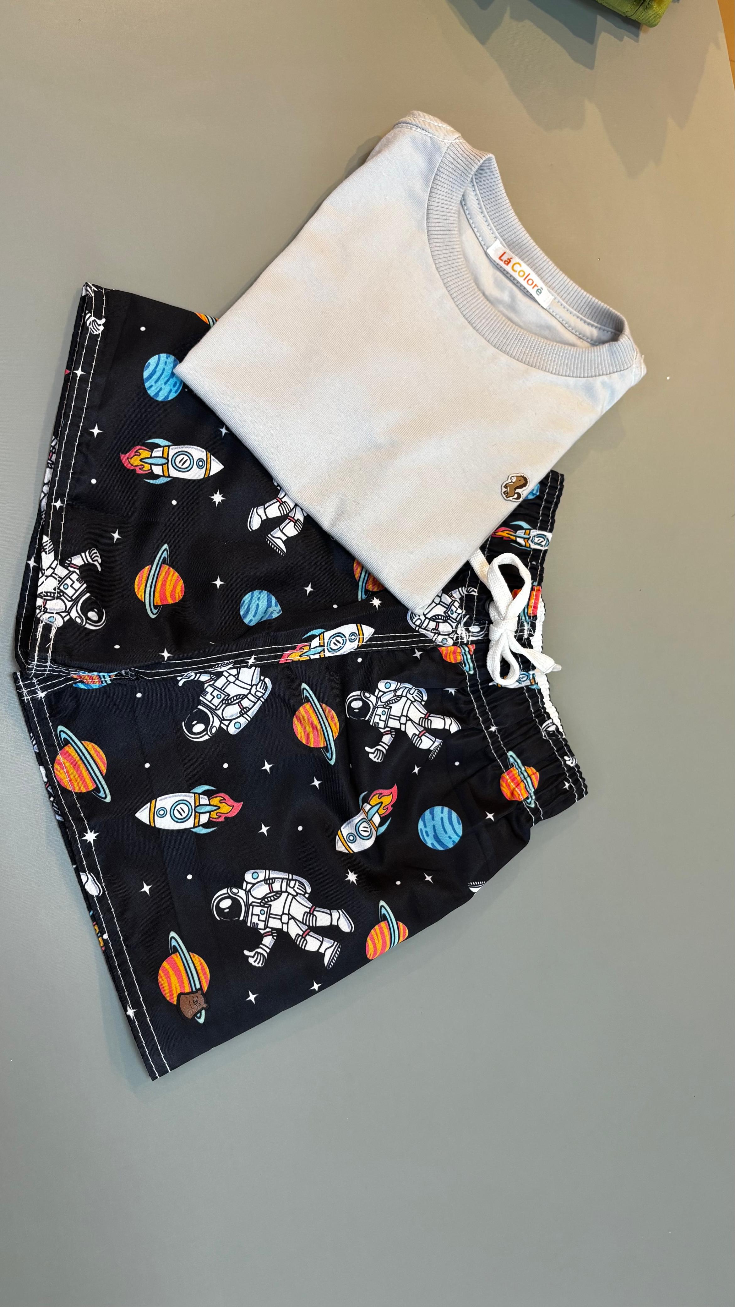 Short Tactel Infantil Premium Estampa Astronauta | Lá Colorê