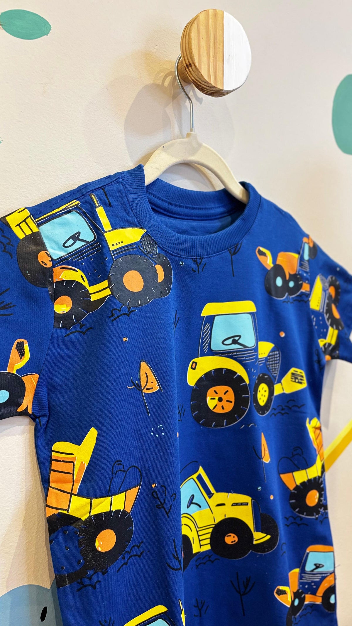 T-Shirt Infantil Azul com Estampa de Tratores - 100% Algodão | Lá Colorê