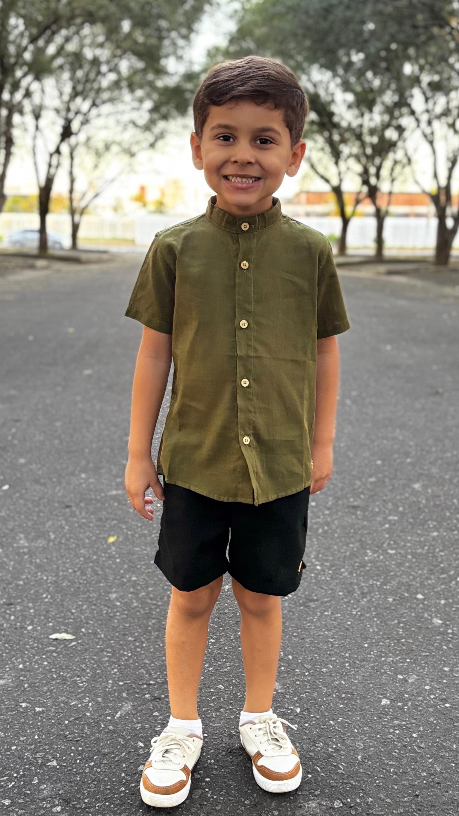 Camisa Infantil Gola Padre Verde Militar de botão | Lá Colorê
