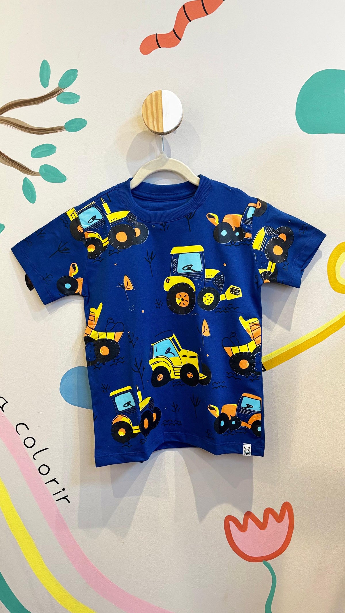 T-Shirt Infantil Azul com Estampa de Tratores - 100% Algodão | Lá Colorê