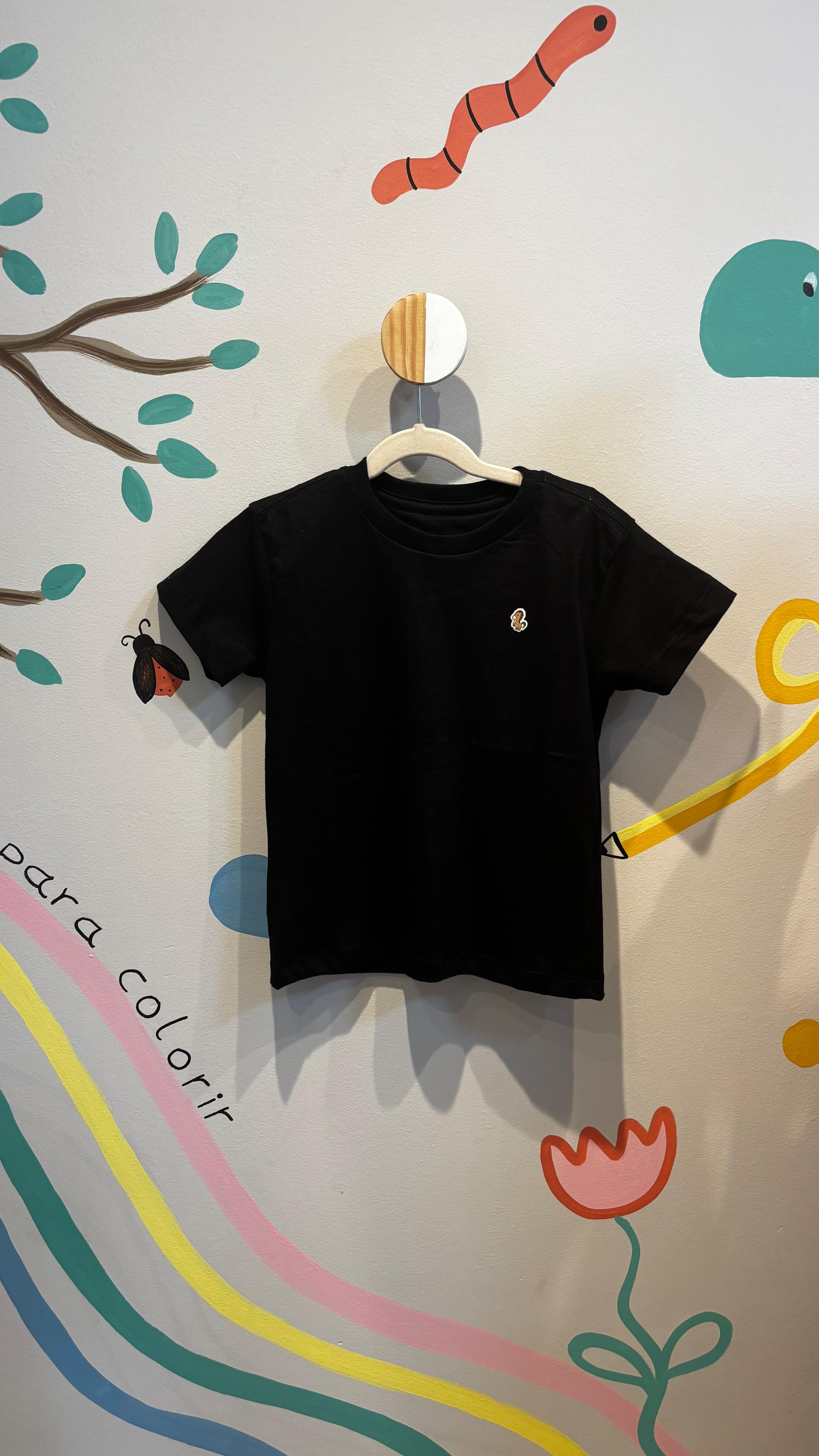 T-shirt Infantil Lisa Preta - 100% Algodão | Lá Colorê